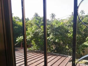 Um jardim no exterior de A Filipino Rustic Style Duplex in Rosario, Cavite UNIT A