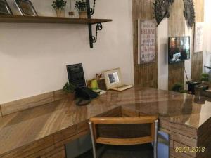 um balcão com uma mesa e uma cadeira num quarto em A Filipino Rustic Style Duplex in Rosario, Cavite UNIT A em Rosario mais 37 fotografias