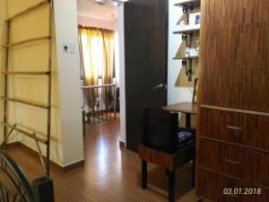 Uma área de estar em A Filipino Rustic Style Duplex in Rosario, Cavite UNIT A