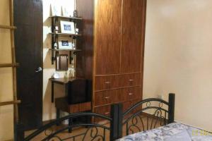 Uma cama ou camas num quarto em A Filipino Rustic Style Duplex in Rosario, Cavite UNIT A