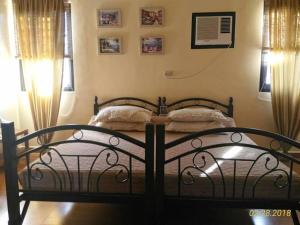 Uma cama ou camas num quarto em A Filipino Rustic Style Duplex in Rosario, Cavite UNIT A