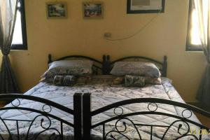 Uma cama ou camas num quarto em A Filipino Rustic Style Duplex in Rosario, Cavite UNIT A
