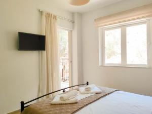 Postel nebo postele na pokoji v ubytování Akrotopi Apartments & Studios