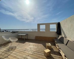Balcon ou terrasse dans l'établissement Oasis Cove, maisons au bord de l'eau, plage de Sète