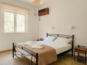 Postel nebo postele na pokoji v ubytování Akrotopi Apartments & Studios
