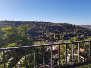 una vista desde el balcón de una casa en Casa del Medico, en Olmeda de las Fuentes