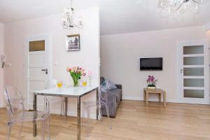 a dining room with a table and chairs at Apartament Sun Mare in Gdańsk