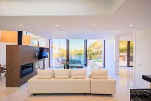 Una sala de estar con un sofá blanco y una chimenea. en Villa Martin Stone- Las Colinas Golf Country, en Orihuela Costa