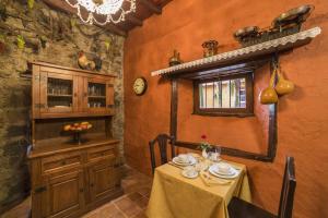 a dining room with a table and a mirror at Hotel Emblemático San Marcos in Icod de los Vinos