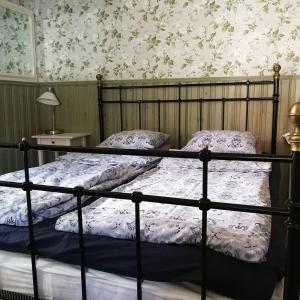 Un pat sau paturi într-o cameră la Kirkkokadun Amanda ja Olga