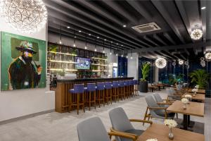 een restaurant met een bar met blauwe stoelen bij The Art Hotel in Lagos