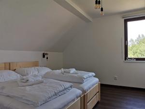 Postel nebo postele na pokoji v ubytování Apartmány Černý vlk, Borová Lada