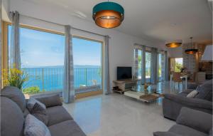 una sala de estar con una gran ventana con vistas al océano en Amazing Home In Baska Voda With House Sea View, en Baška Voda
