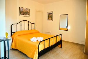 A bed or beds in a room at Mercede Rooms