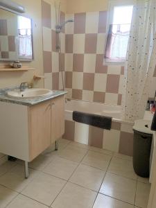 Zdjęcie z galerii obiektu Maison de Vacances 6 pers en bord de mer w mieście Saint-Froult +8 zdjęć