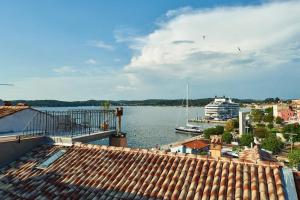 Blick auf einen Hafen mit einem Boot im Wasser in der Unterkunft Roviv Apartments in the Old Town by Irundo in Rovinj