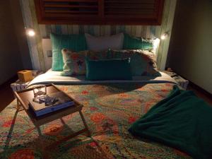 Un dormitorio con una cama con una mesa. en Port McCrae, en McCrae