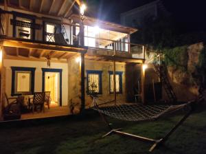 una casa por la noche con una hamaca en el patio en Rentavill Villa Zeus en Bodrum