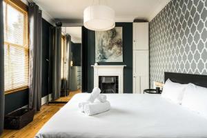 1 dormitorio con 1 cama con 2 toallas en Beautiful 3BD Home Forest Hill South London en Londres