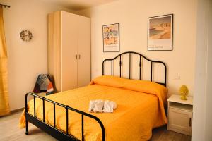 A bed or beds in a room at Mercede Rooms