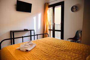 A bed or beds in a room at Mercede Rooms