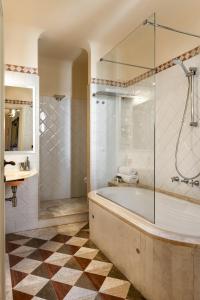 Palagina la dimora في فيليني فالدارنو: حمام مع حوض استحمام ودش زجاجي