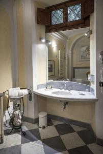 a bathroom with a large sink and a mirror at Palagina la dimora in Figline Valdarno