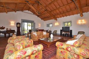 ein Wohnzimmer mit Sofas und einem Tisch in der Unterkunft Casale Teresa in Tarquinia