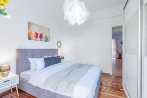 Posteľ alebo postele v izbe v ubytovaní Modern Escape Near Riviera & Niarchos Foundation!