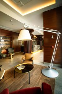 a lobby with a couch and a table and a lamp at Hotel Dauro Premier in Granada
