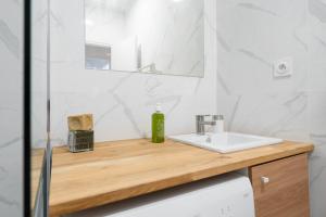 łazienka z umywalką i lustrem w obiekcie Le Concorde 3 - Appartement 2 chambres - 8 pers - Terrasse - Clim w Marsylii +13 zdjęć
