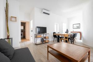 salon ze stołem i jadalnią w obiekcie Le Concorde 3 - Appartement 2 chambres - 8 pers - Terrasse - Clim w Marsylii