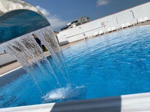 a fountain in the middle of a pool of water at ES TERMAL OTEL&SPA in Derekoy