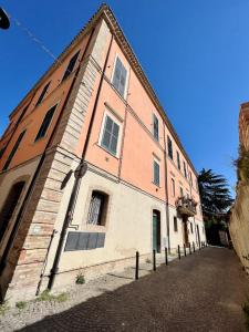 un gran edificio de ladrillo en el lateral de una calle en B&B letterario Palazzo Pistocchi, en Teramo