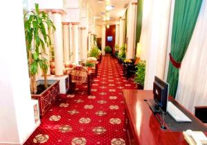 Μια τηλεόραση ή/και κέντρο ψυχαγωγίας στο Safeer Hotel Suites