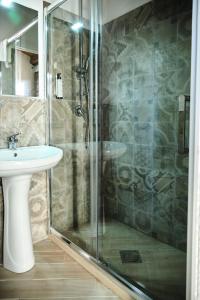 A bathroom at Mercede Rooms