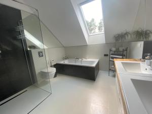 A bathroom at Apartament w sercu Mazur