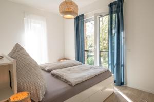 Postel nebo postele na pokoji v ubytování Wohnen am Südstrand - Ferienwohnung 1 3