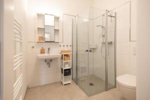 Koupelna v ubytování Wohnen am Südstrand - Ferienwohnung 1 3 + 37 fotografií