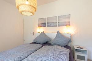 Ein Bett oder Betten in einem Zimmer der Unterkunft Wohnen am Südstrand - Ferienwohnung 0 1