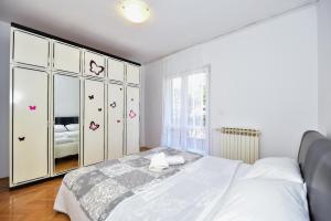ein Schlafzimmer mit einem Bett und einer Kommode in der Unterkunft L&L Holiday Apartment in Zadar