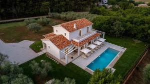 een luchtfoto van een villa met zwembad bij Villa Oliveti by Villas Holiday in Frata