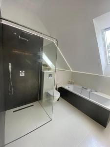 Kylpyhuone majoituspaikassa Apartament w sercu Mazur