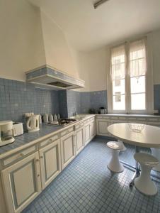 Kuchyňa alebo kuchynka v ubytovaní Nice Apt With Balcony In The Heart Of Nantes!