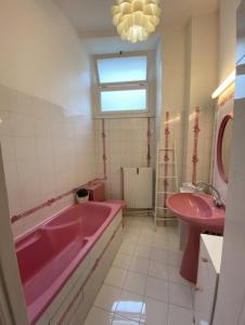 Kúpeľňa v ubytovaní Nice Apt With Balcony In The Heart Of Nantes!