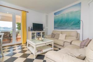una sala de estar con un sofá y una mesa en Sa Fornera, en Alcudia