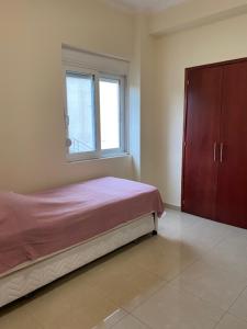 a bedroom with a bed and a window at Comfortable and Modern Holiday Apartment - Alex Apartment II in Daratso