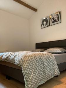 Un pat sau paturi într-o cameră la Luxe, landelijke vakantiewoning der alte Birnenbaum Duitsland-Sankt Wendel