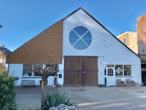 una gran iglesia blanca con una gran ventana en Logement Meijnerswijk Free Parking, Electric Parking, Centrally Situated en Arnhem