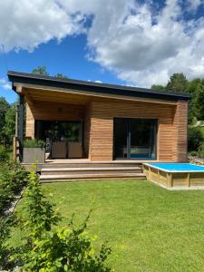 a small house with a swimming pool in the yard at Chata v Beskydech in Rožnov pod Radhoštěm